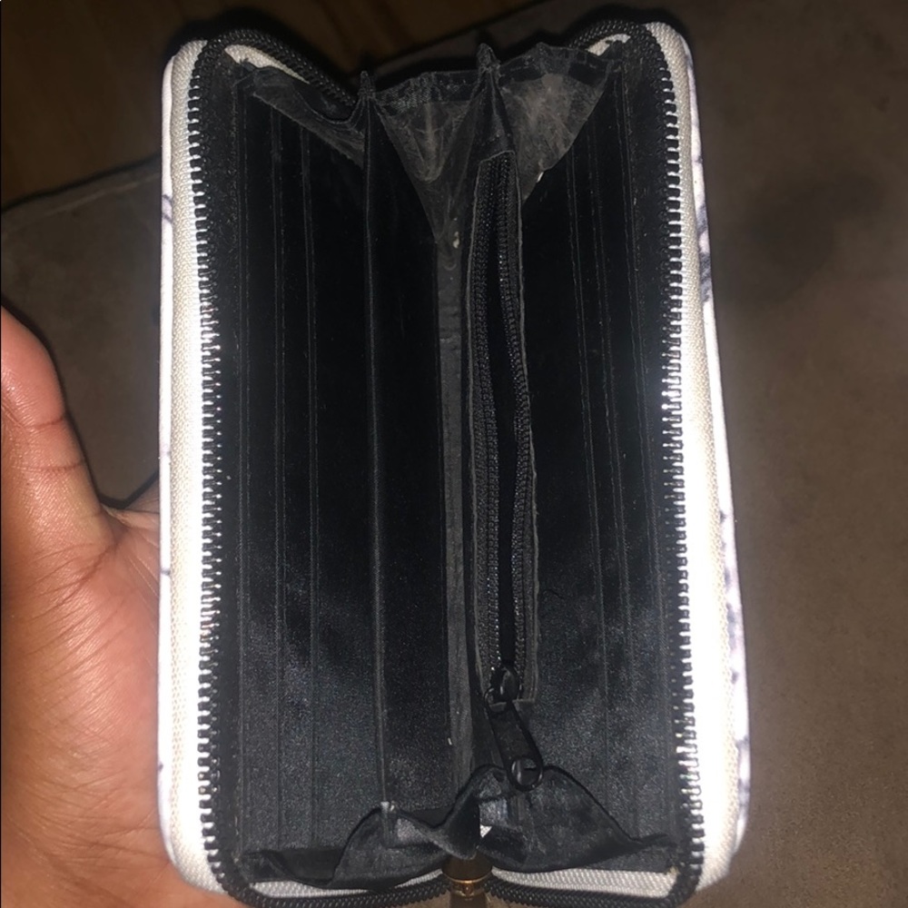 A wallet - Picture 2 of 3
